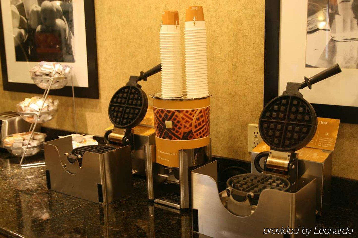 Hampton Inn & Suites Дейвънпорт Ресторант снимка
